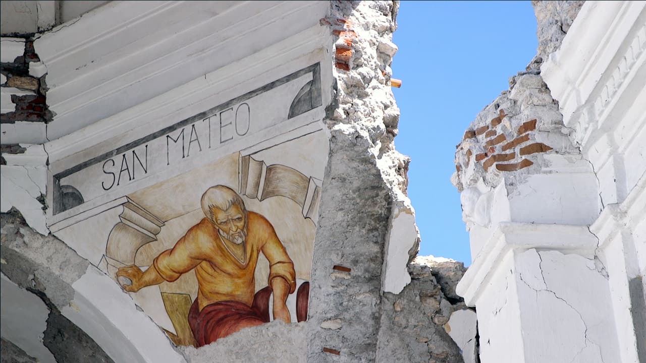 Bajo la cúpula, en la esquina derecha superior del altar, se conserva un fresco reciente de San Mateo.
