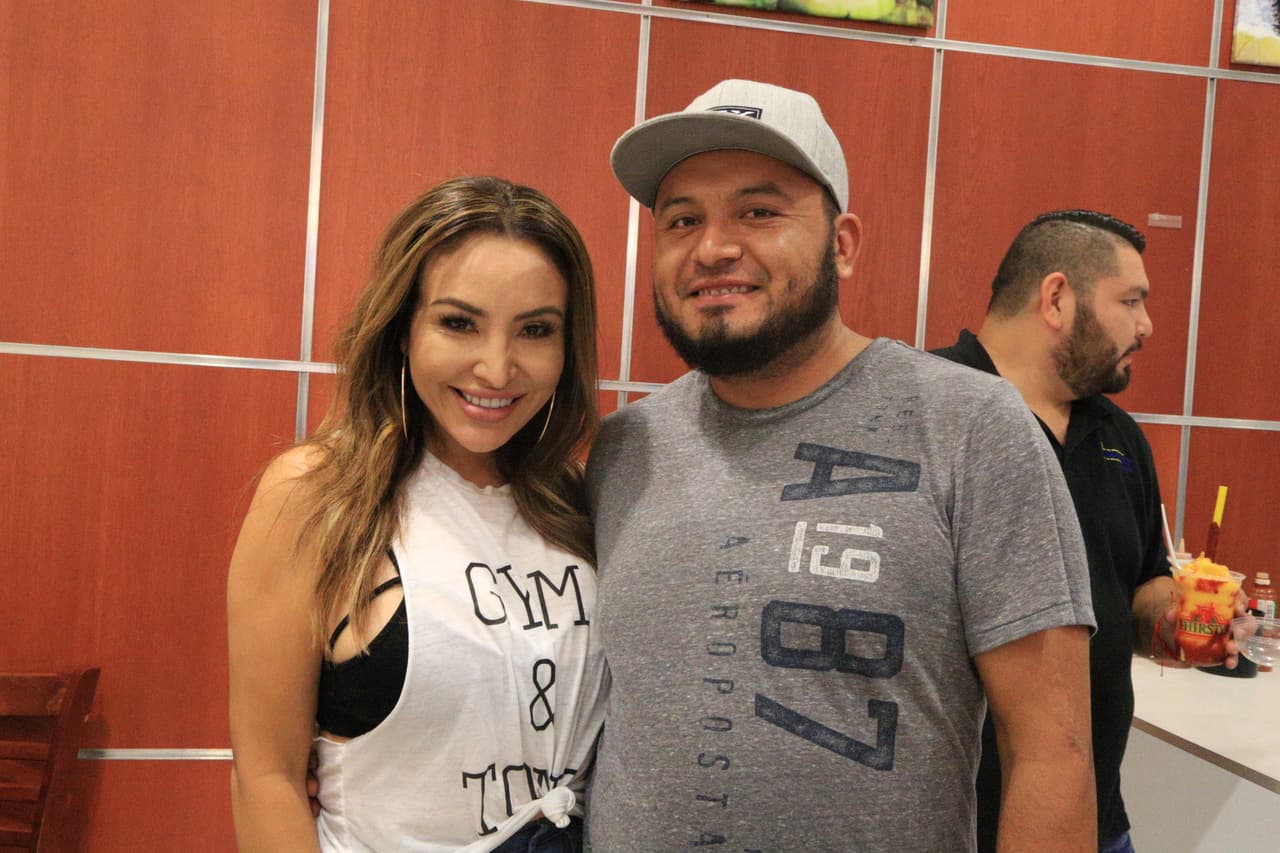 Los tres locutores se fueron a las calles de Dallas y tuvieron la oportunidad de conocer algunos de sus seguidores.