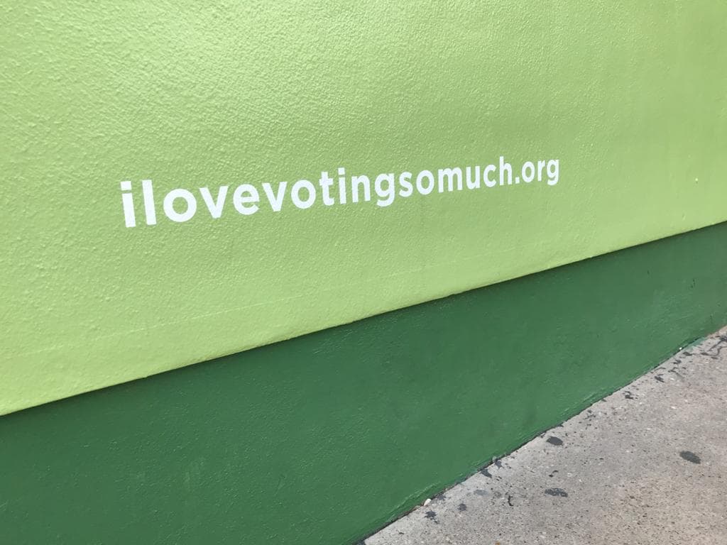 La cafetería se asoció con la Liga de Mujeres Votantes para el cambio de imagen.