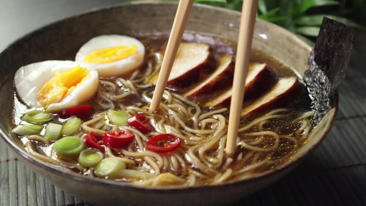 Ramen de pollo delicioso y fácil de preparar