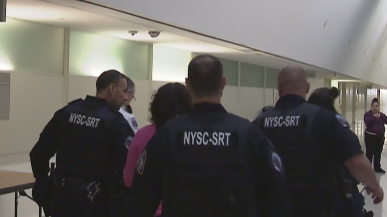 Se desvanece en plena audiencia la madre de 'Junior' Guzmán tras giro del juicio