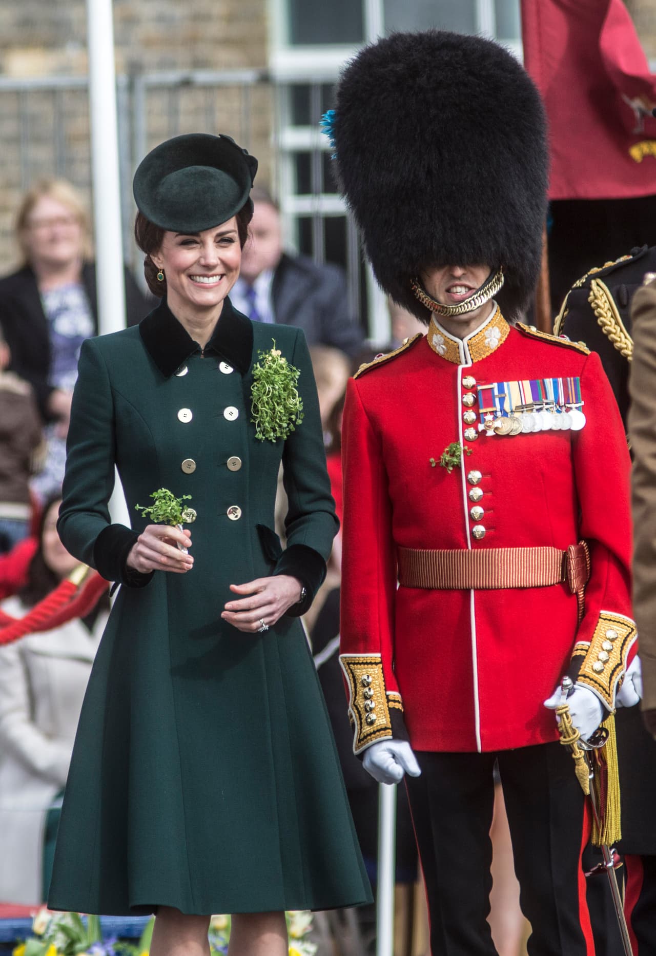 Kate y William con el Primer Batallón de las Guardias Irlandesas durante el Día de San Patricio, el viernes 17 de marzo, 2017.