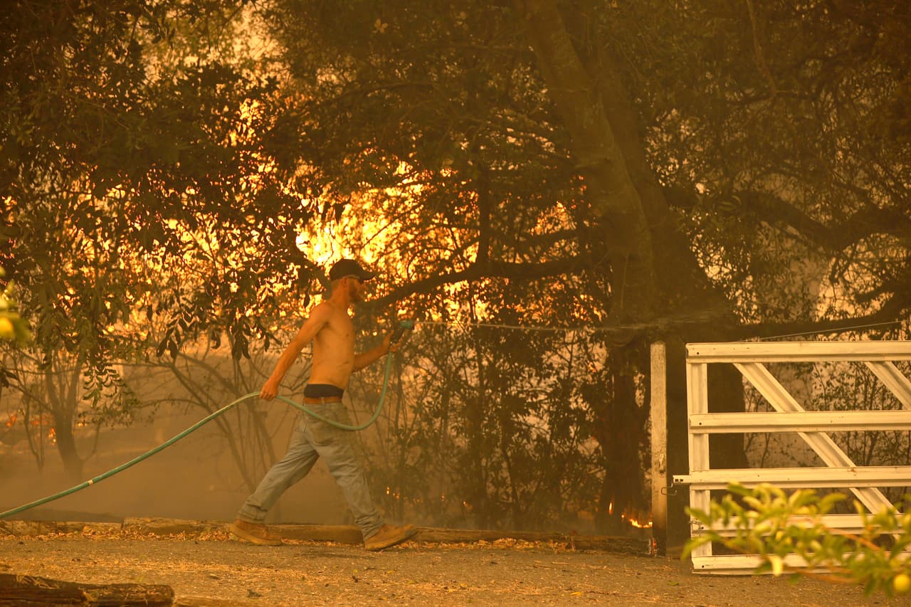 Desde que comenzó la emergencia, brigadas conformadas por 12,000 bomberos trabajan a marchas forzadas para controlar los incendios provocados por el mismo número de relámpagos. Sin embargo, en muchas zonas rurales y de difícil acceso, esperar la llegada de los bomberos puede significar perderlo todo.