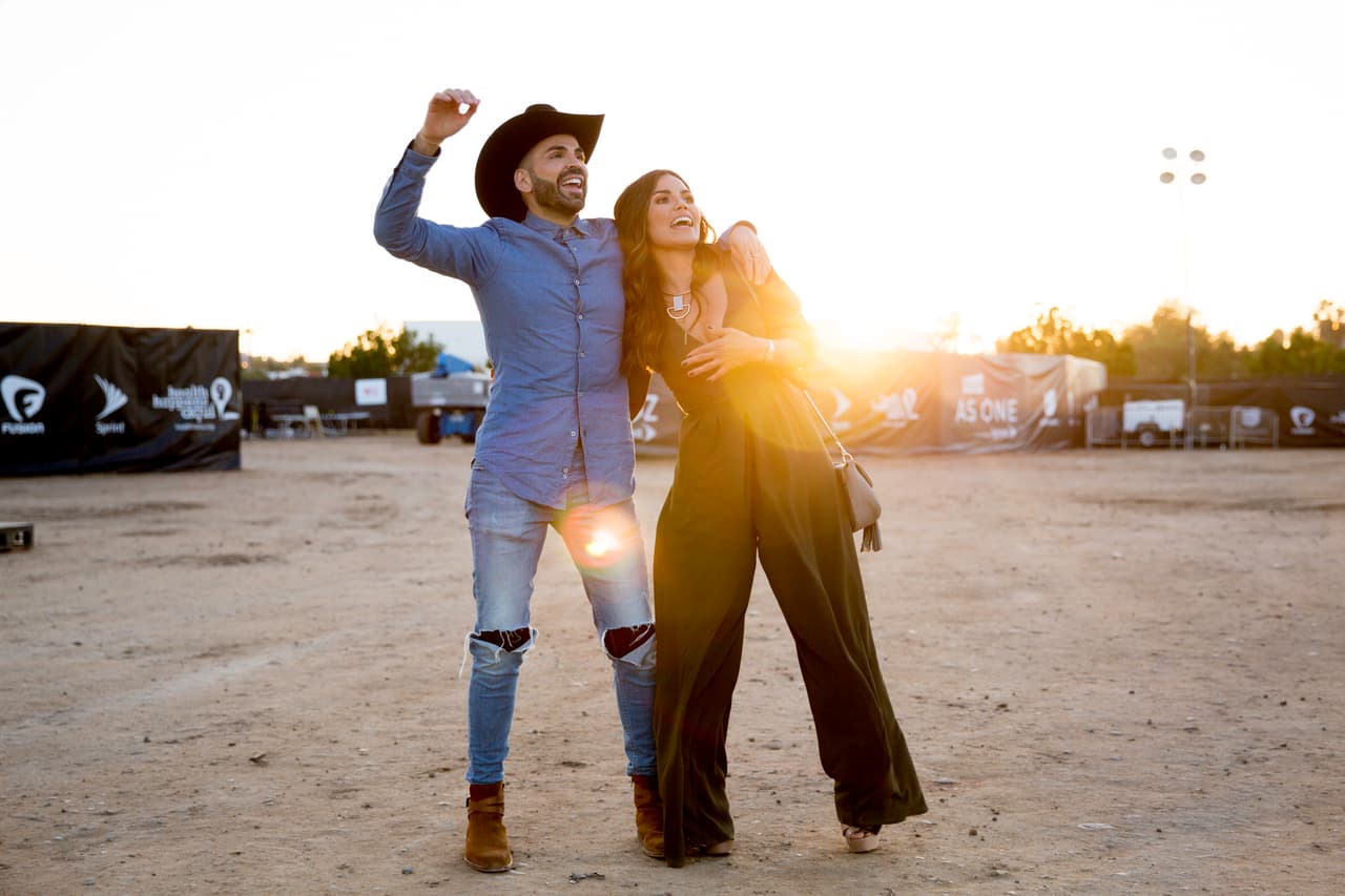 Jomari Goyso y Karina Banda, presentadores de Sal y Pimienta, bailan en medio de los ensayos en San Diego. (David Maris/Univision)