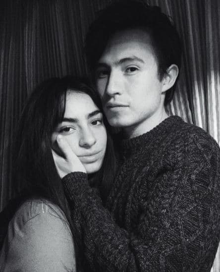 Pero ellos no son los únicos que actores de ‘Vencer El Pasado’ son pareja en la vida real. 
<b>Valentina Buzzurro y Luis Curiel</b> viven una situación parecida.