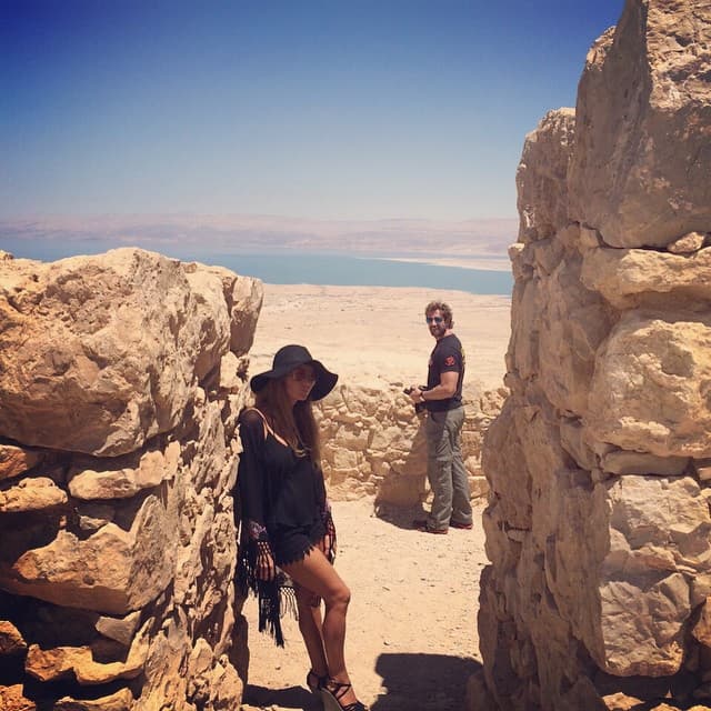 En Tel Aviv, Gabriel Soto y Geraldine Bazán realizaron un ritual que sirve para que las parejas celebren su boda o renueven sus votos. La actriz dijo a ¡Hola!: "Es un lugar donde, por tradición, las parejas van a darse sus votos".