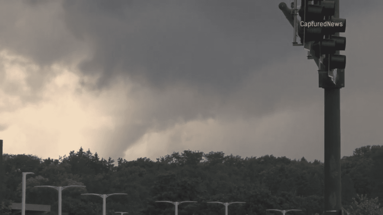 Uno de los tornados preliminares que registró el Sistema Nacional de Meteorología habría pasado por Elgin, IL.