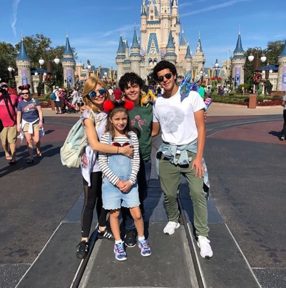 Roberto Miguel y José Eduardo también tienen vena artística pues ya debutaron en televisión junto a su mamá. Para lograr hacer un buen trabajo, los gemelos recibieron la ayuda de su papá, Eduardo Santamarina.