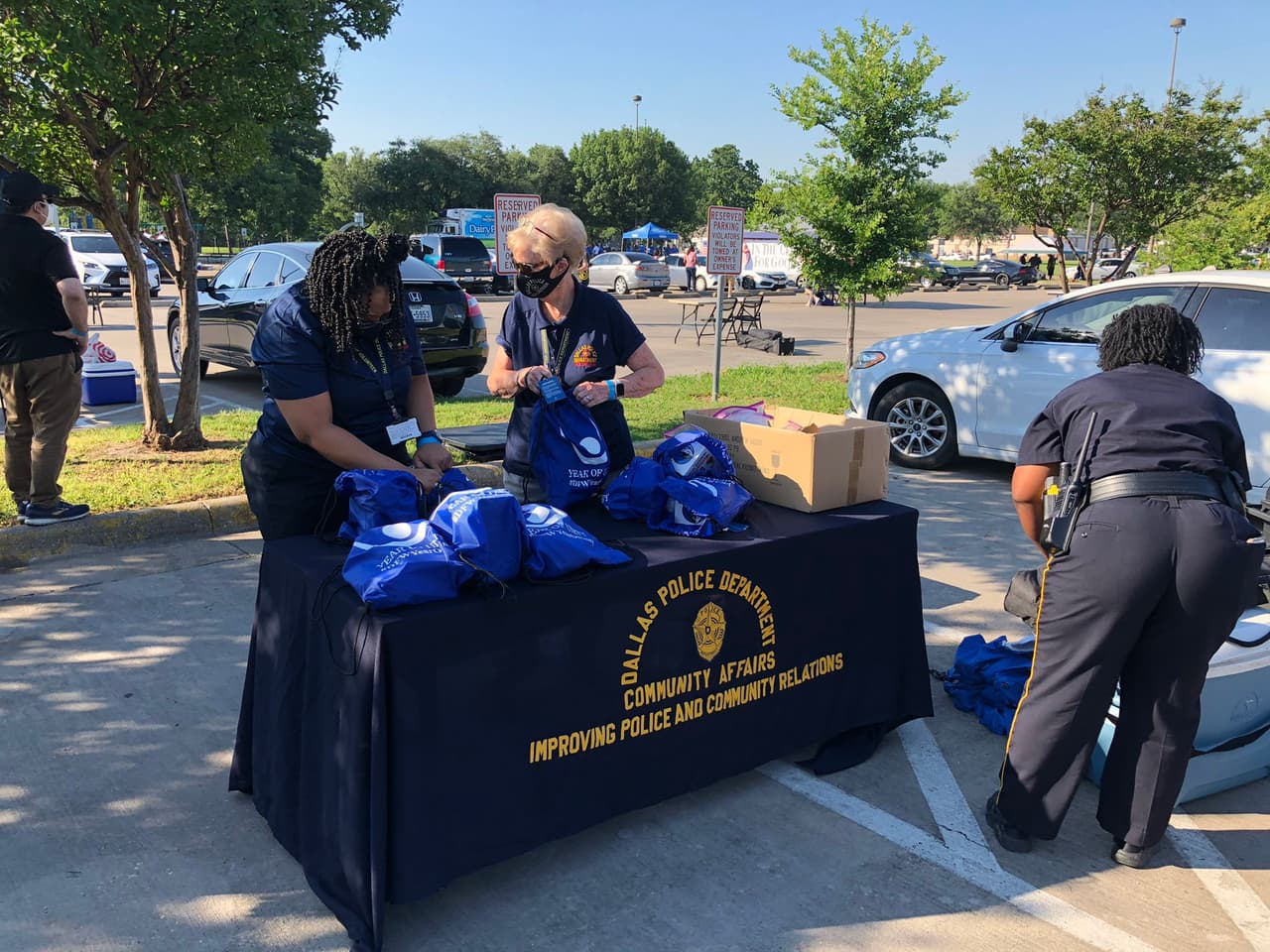 La policía de Dallas celebró en el centro de recreación MLK con una distribución de alimentación.