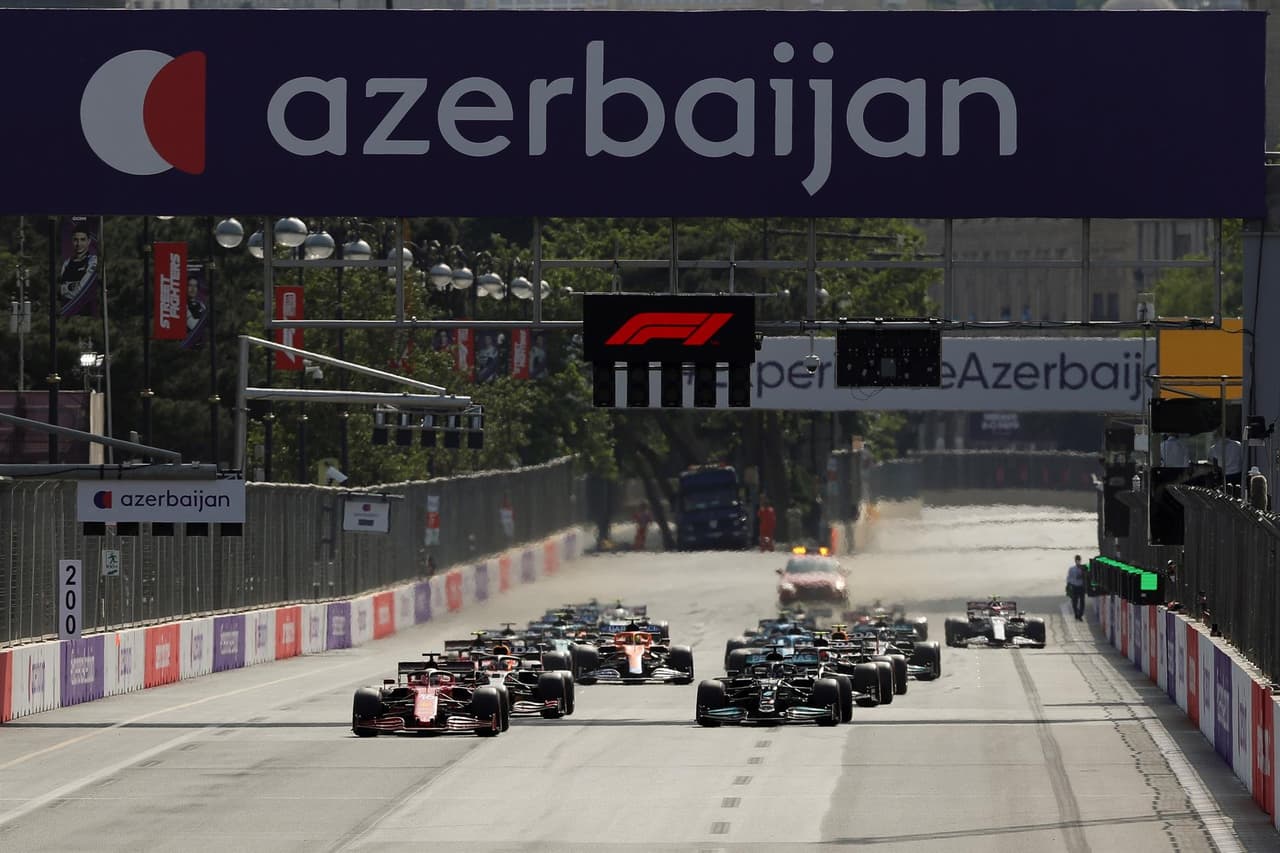 Tras una carrera muy dramática en el Gran Premio de Baku, el mexicano Sergio 'Checo' Pérez se lleva la carrera en la Formula 1 y consigue su segundo podio en su carrera. El piloto de Red Bull comparte el podio con Sebastian Vettel y Pierre Gasly. Max Verstappen abanonó la carrera tras ser puntero por una llanta reventada y Hamilton abandonó la carrera.