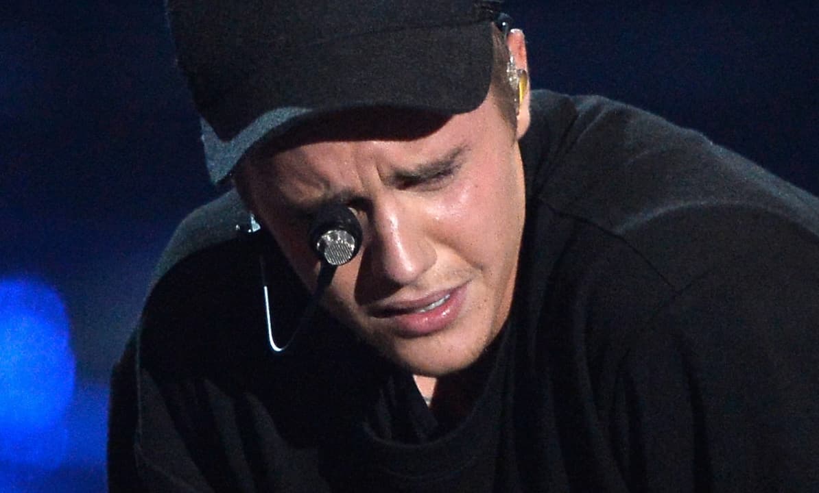 "Ha sido una semana difícil para mí. Largos días sin dormir, en los que debo estar atento a las cámaras y los fans. No quise ser malo, pero decidí terminar el show porque la gente de la primera fila no me hacía caso", dice en una parte del video.