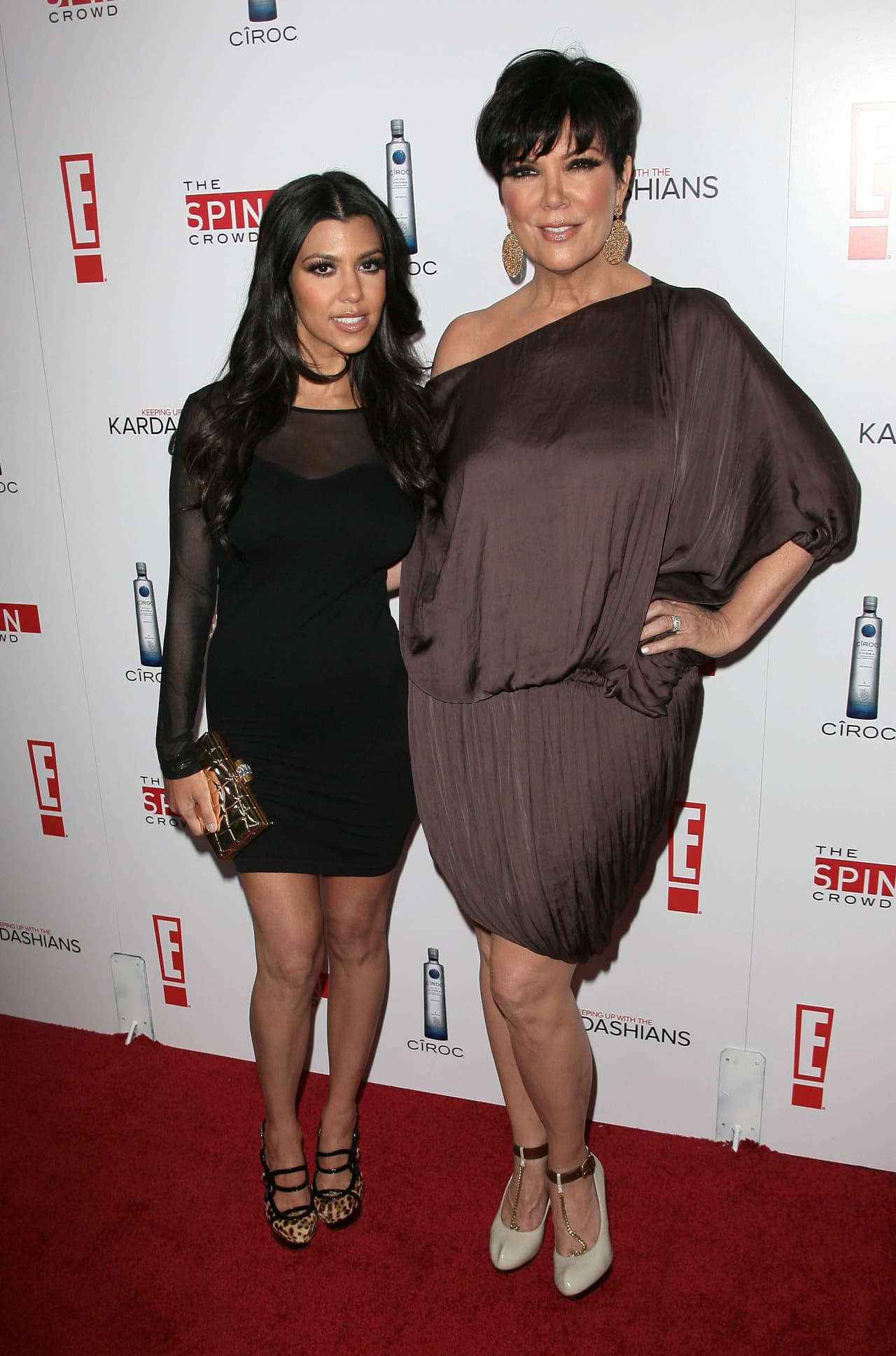 En 2010 E! programó la cuarta y quinta temporadas del reality. Además de la boda de Khloé, en la cuarta temporada se anunció el primer embarazo de Kourtney.