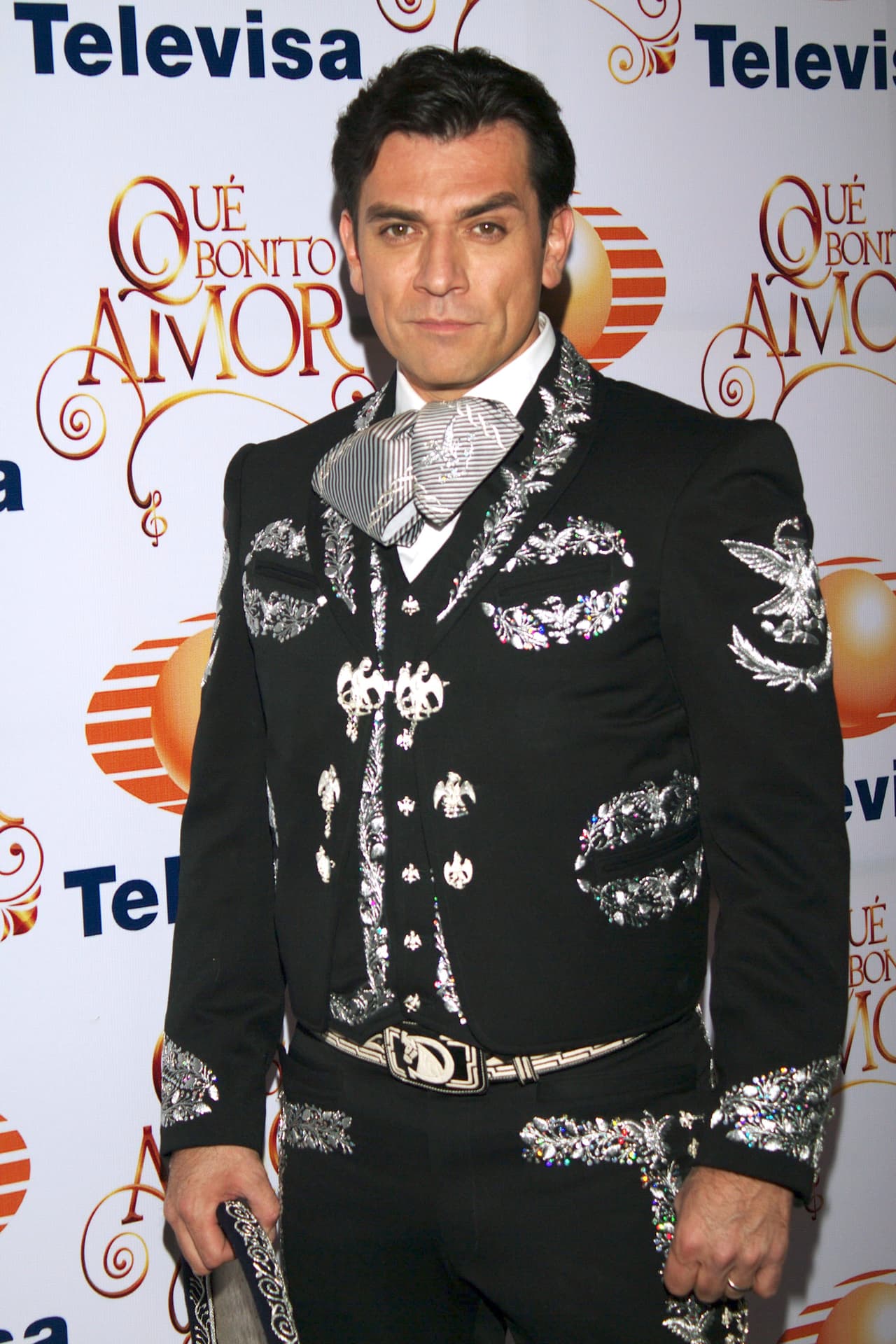 Salinas se puso un traje de mariachi para interpretar a un fugitivo de la justicia en 2012 en la telenovela 'Qué bonito amor', bajo la producción de Salvador Mejía.