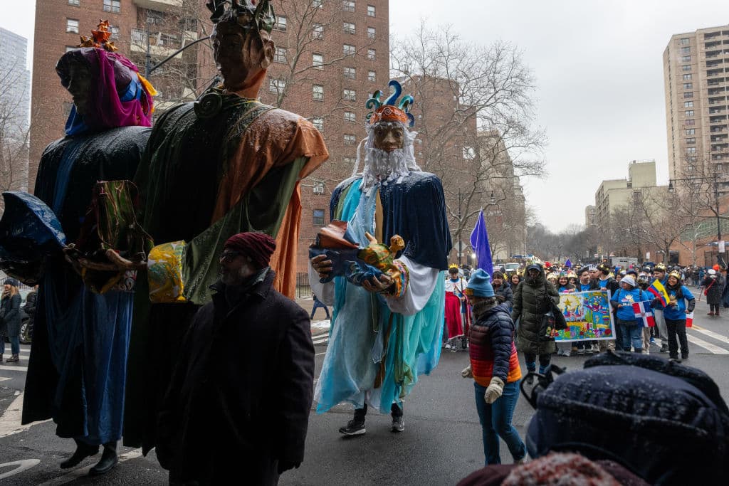 Lo que comenzó como un evento local en East Harlem se ha convertido en una tradición anual que atrae a miles de asistentes y recibe atención nacional e internacional.