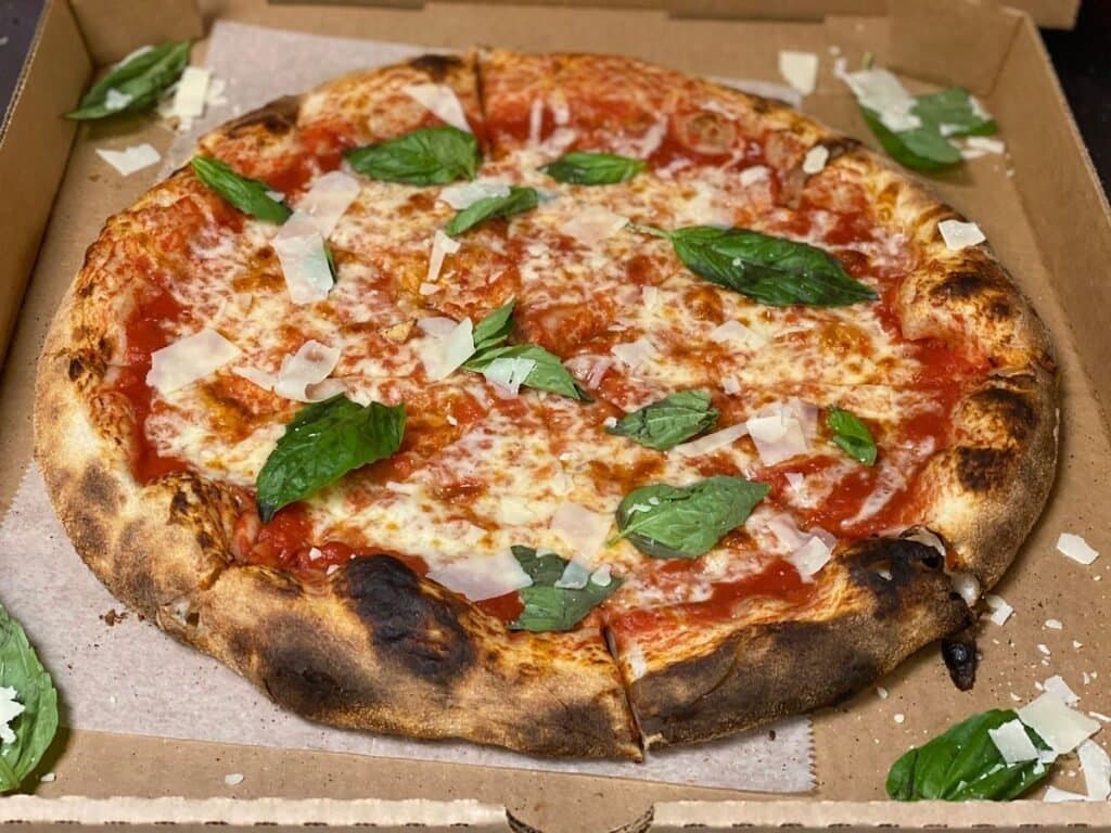 <b>Pizzata Pizza:</b> Vinny Gallagher y Davide Lubrano preparan pasteles con levadura natural, para lograr una pizza entre Nueva York y al estilo napolitano, en esta tienda en Fitler Squar. 📍
<a href="https://www.google.com/maps/place/240+S+22nd+St,+Philadelphia,+PA+19103/@39.9493572,-75.1800907,17z/data=!3m1!4b1!4m5!3m4!1s0x89c6c64789d6d0fb:0x4622748e7b32715a!8m2!3d39.9493572!4d-75.1778967" target="_blank">240 S. 22nd St.</a>