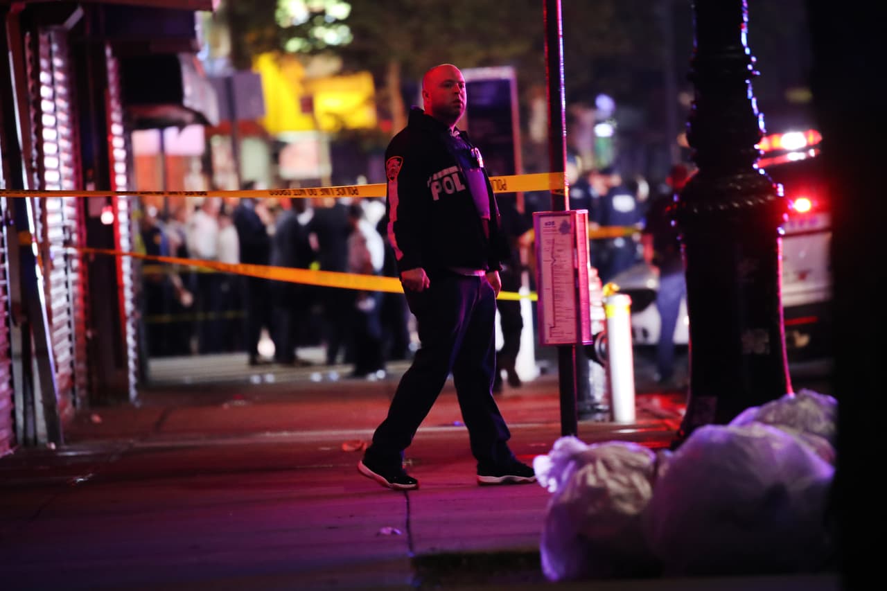 El sospechoso fue descrito como un joven de tez clara de aproximadamente 20 años. Fue impactado por en al menos ocho ocasiones y se encuentra en condición crítica.