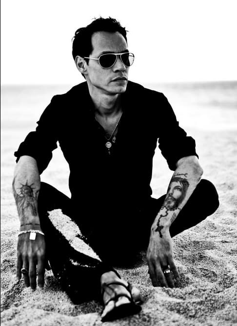 Resulta que Marc tiene un gran talento para la fotografía y ha decidido ser el fotógrafo de Shannon, quien posó para promocionar la línea de trajes de baño de 'Agua Bendita'.