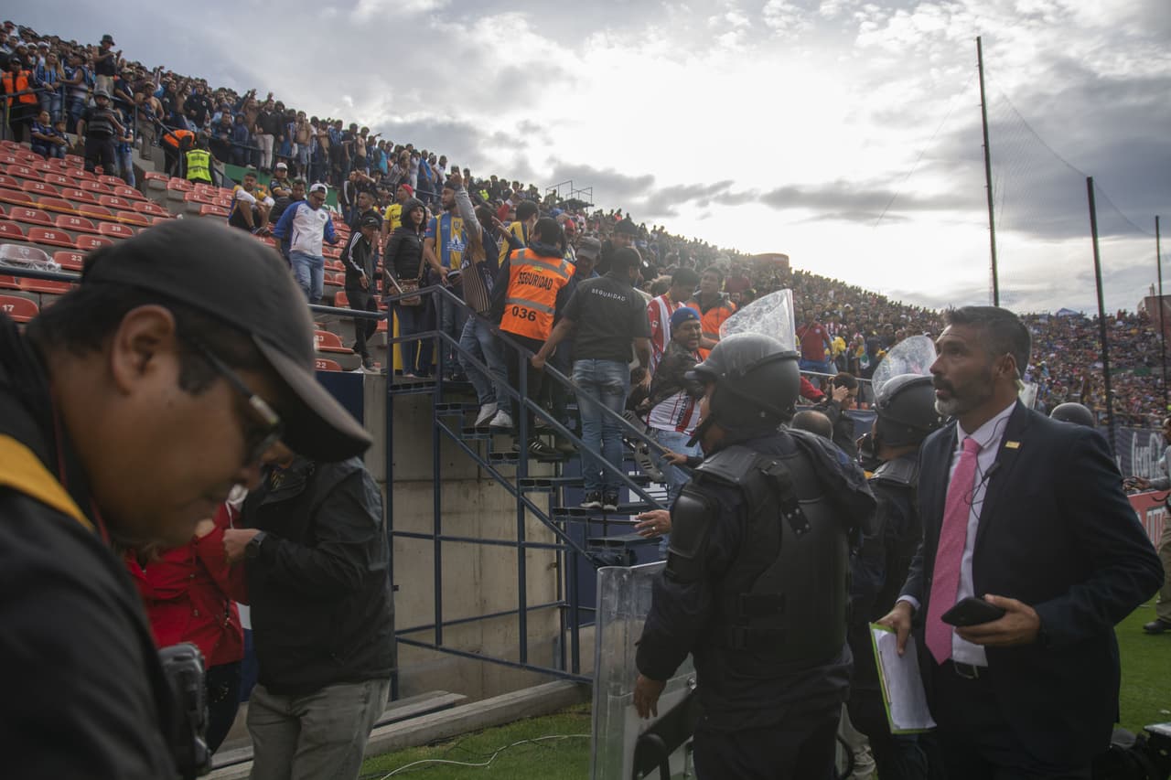 Aficionados de Gallos Blancos comenzaron trifulca en las gradas que terminó en una batalla en el Alfonso Lastras.