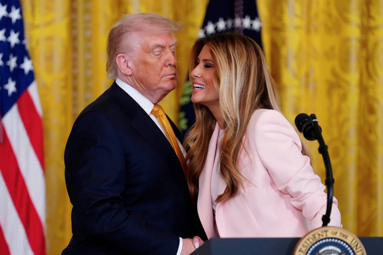 Trump y Melania rinden homenaje a madres militares en la Casa Blanca previo al Día de la Madre
