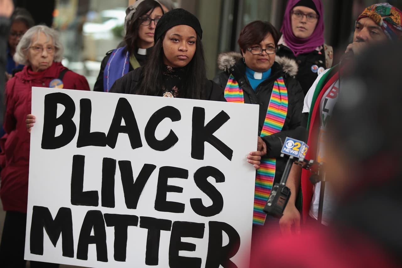 <b>- <a href="https://www.facebook.com/BlackLivesMatter/" target="_blank">Black Lives Matters (BLM)</a>.</b> Esta organización que denuncia brutalidad policial contra minorías fue una constante anti-Trump durante la campaña. Pero algo ha ampliado la resistencia de BLM: Trump firmó acciones ejecutivas en contra de inmigrantes de siete países musulmanes y refugiados. 
<b>BLM dice que estas acciones "cambiaron las reglas del compromiso"</b> y que ahora también lucha contra esa agenda antiinmigrante. "El problema es la cultura que se está creando: antimusulmana, antinegro, antimarrón, antimujer", 
<b><a href="http://www.motherjones.com/politics/2017/02/black-lives-matter-versus-trump" target="_blank">dijo Malkia Cyril</a></b>, directora ejecutiva de BLM en Oakland, California. 
<br>