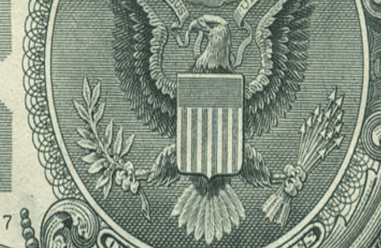 Llevas la guerra y la paz en tu cartera. En la parte posterior del billete de $1 dólar las flechas en la garra izquierda del águila representan la guerra y la rama de olivo en la garra derecha del pájaro representa la paz, según el Departamento de Estado.
