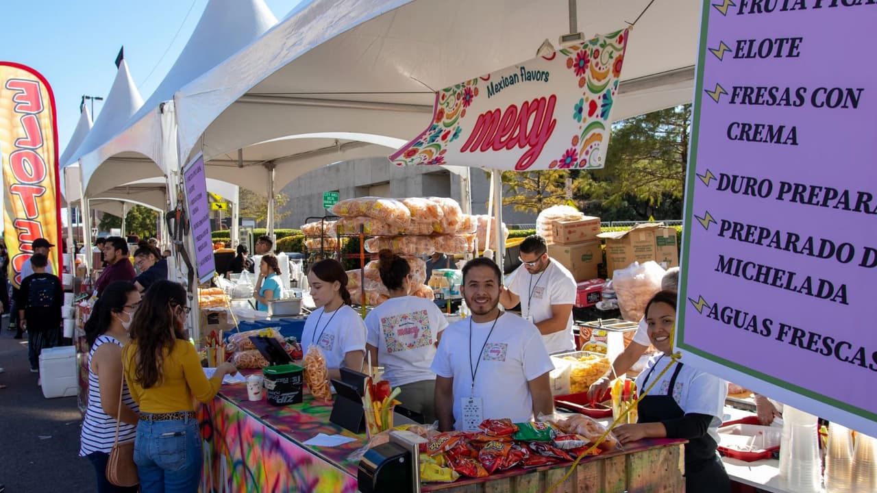 ¿Qué tal comer un elote o unas aguas frescas? Durante el festejo, en la explanada habrá, desde las 2:00pm, locales con platillos típicos y artesanías mexicanas.