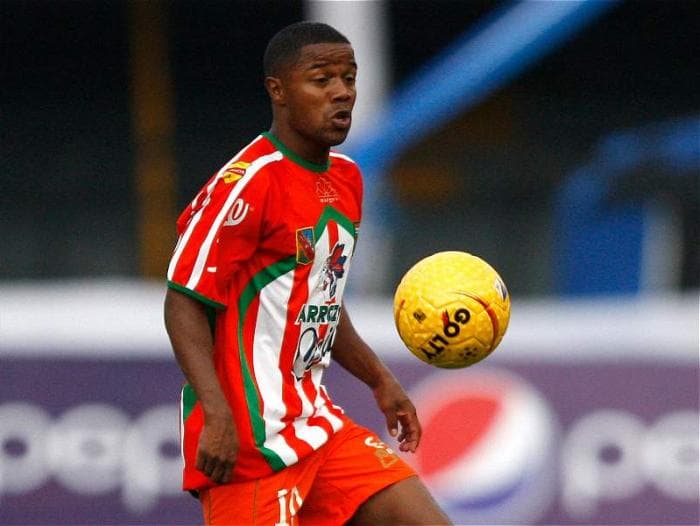 Dorlan debutó profesionalmente con el ya desaparecido club Bajo Cauca FC.