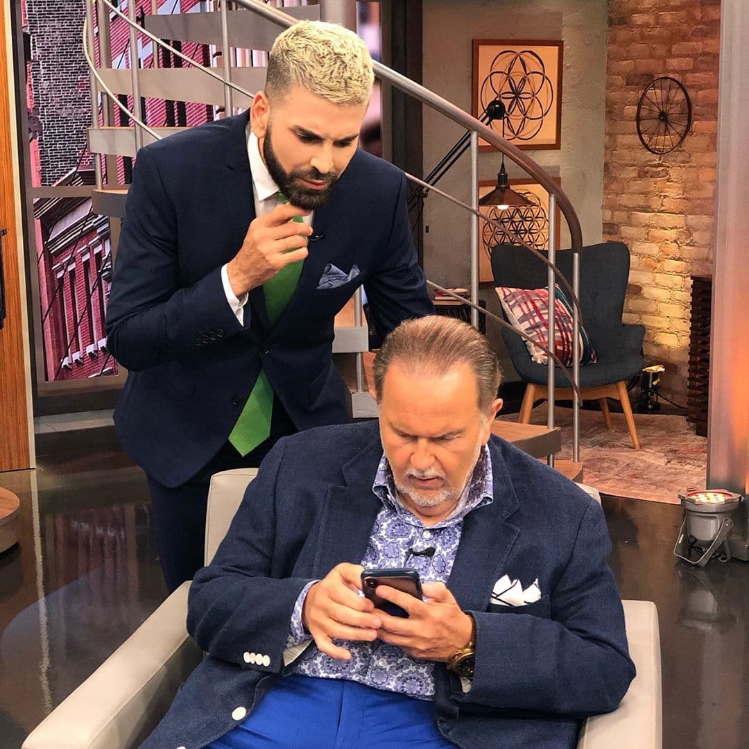 En otro episodio, El Gordo estaba tan concentrado revisando su móvil que no se percató que detrás suyo había un "espía" tratando de saber qué lo entretenía.