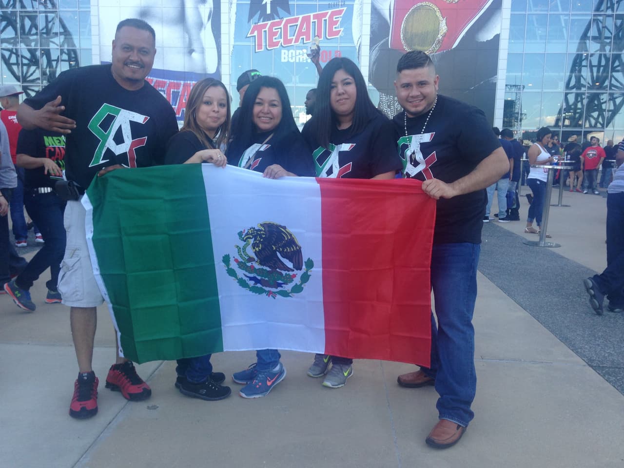 La infaltable bandera mexicana que reunió a mexicanos. Hoy gritamos todos "Viva México", aseguró el 'Canelo'. La afición así lo espera.