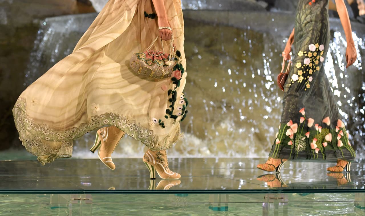 Así, con esta pasarela, y a pesar de que la semana de la Alta Costura en París ya se había dado por terminada, aires de lujo y extravagancia convirtieron por una noche a Roma en la capital de la moda.