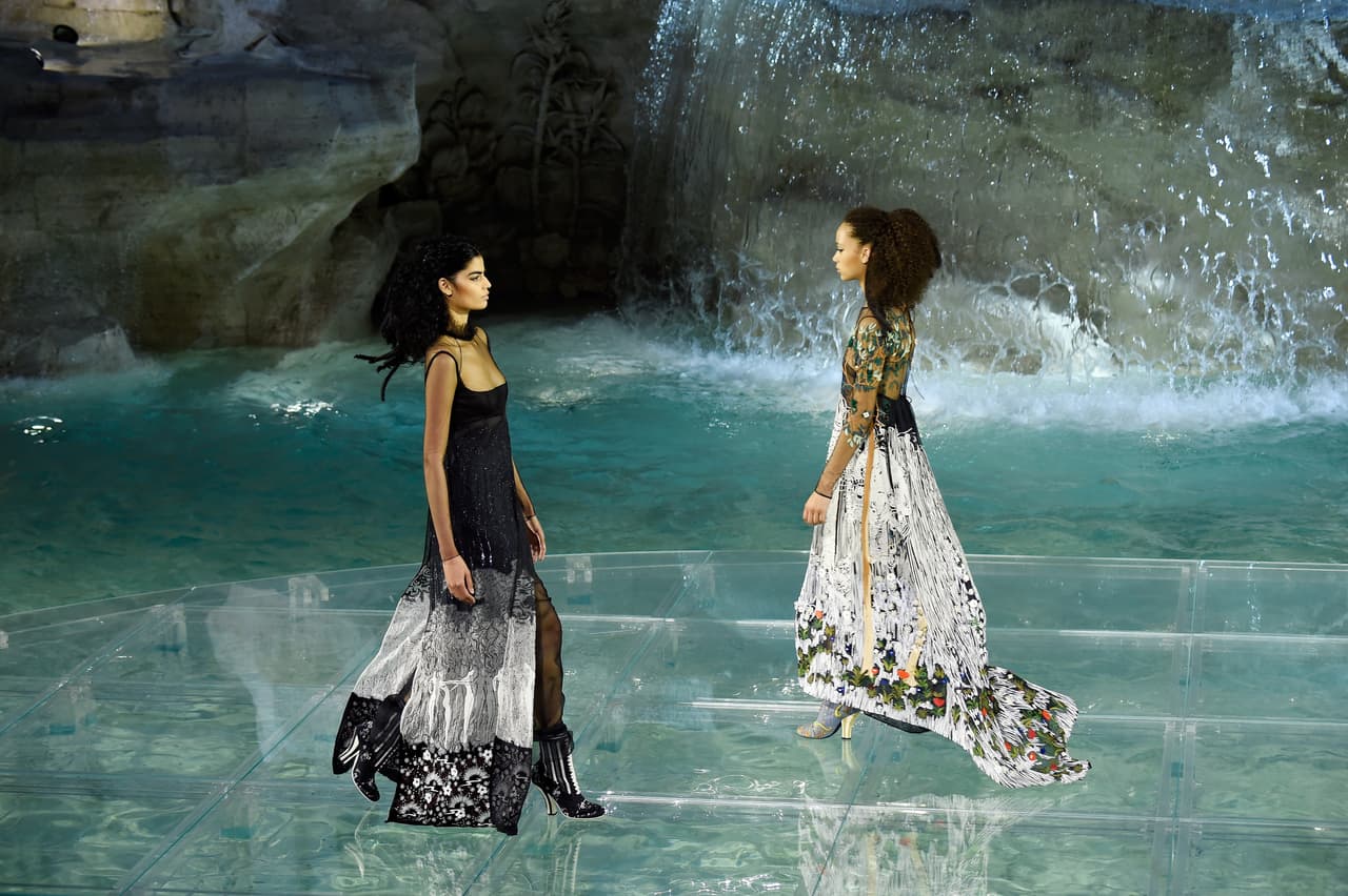 Además de la mezcla arriesgada de estampados y texturas, los botines altos de amarrar al estilo 'Mary Poppins' dejaron ver lo que marcará la temporada venidera.