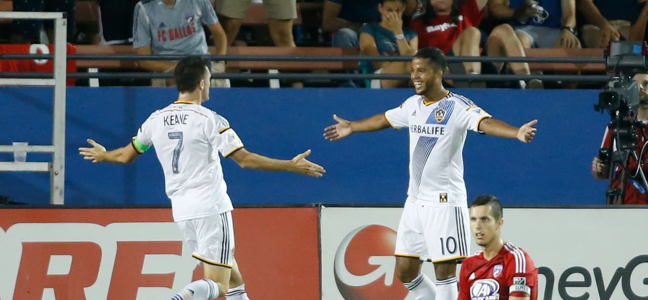 Idiomas, música, baile y gol, la química entre Giovani dos Santos y Robbie Keane