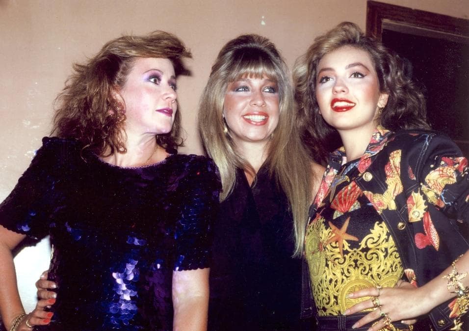 El pleito entre Thalía, Laura Zapata y Ernestina Sodi es épico. Desde que fueron secuestradas, nada volvió a ser igual; Laura asegura que sus hermanas son unas ingratas que la han maltratado emocionalmente. Ernestina también lo ha pasado mal y Thalía prefiere ignorar el tema, aunque ha sido una pena que se lleven tan mal, porque habían sido muy unidas.