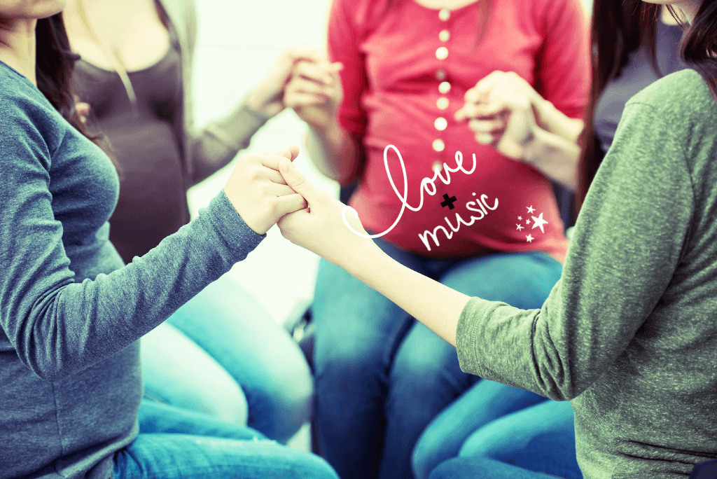 Grupo de mujeres en canto prenatal