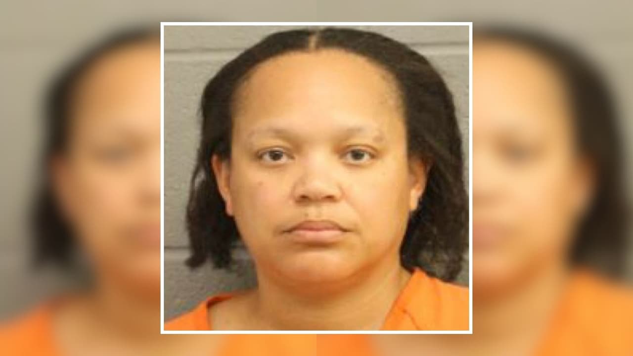 Intentó evitar el arresto de su hijo de 16 años tras una persecución en Texas y ambos terminaron detenidos