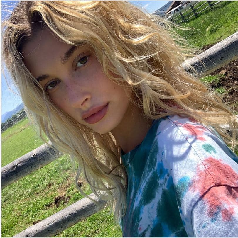 Hailey Bieber cabello natural