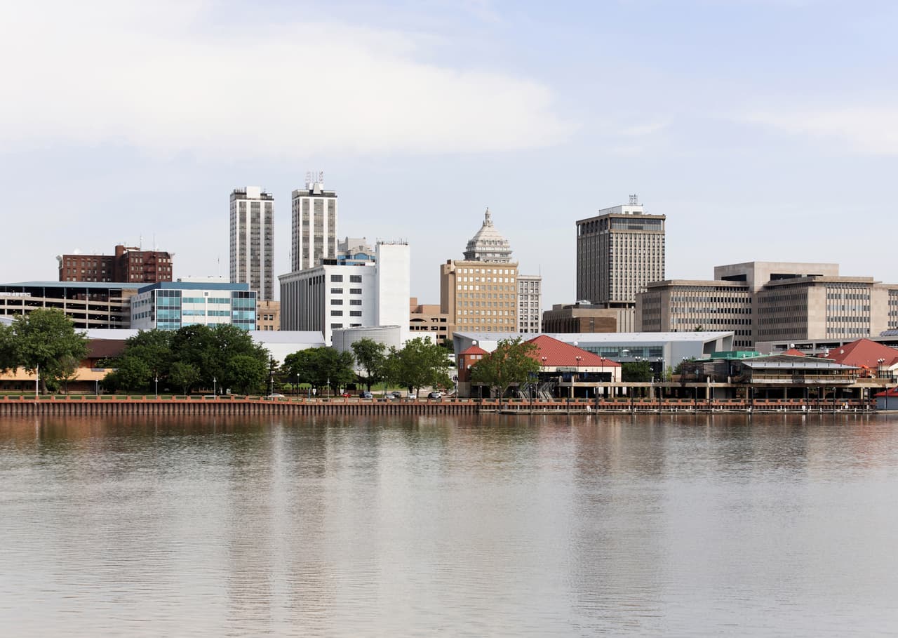 <b>Puesto 28: Peoria, Illinois.</b> Es una de las 100 áreas metropolitanas con los puntajes más bajos de costo de vida, un 12% más bajo que el promedio nacional. El costo promedio de vivienda en la ciudad es de 875.22 dólares por mes.
<br>