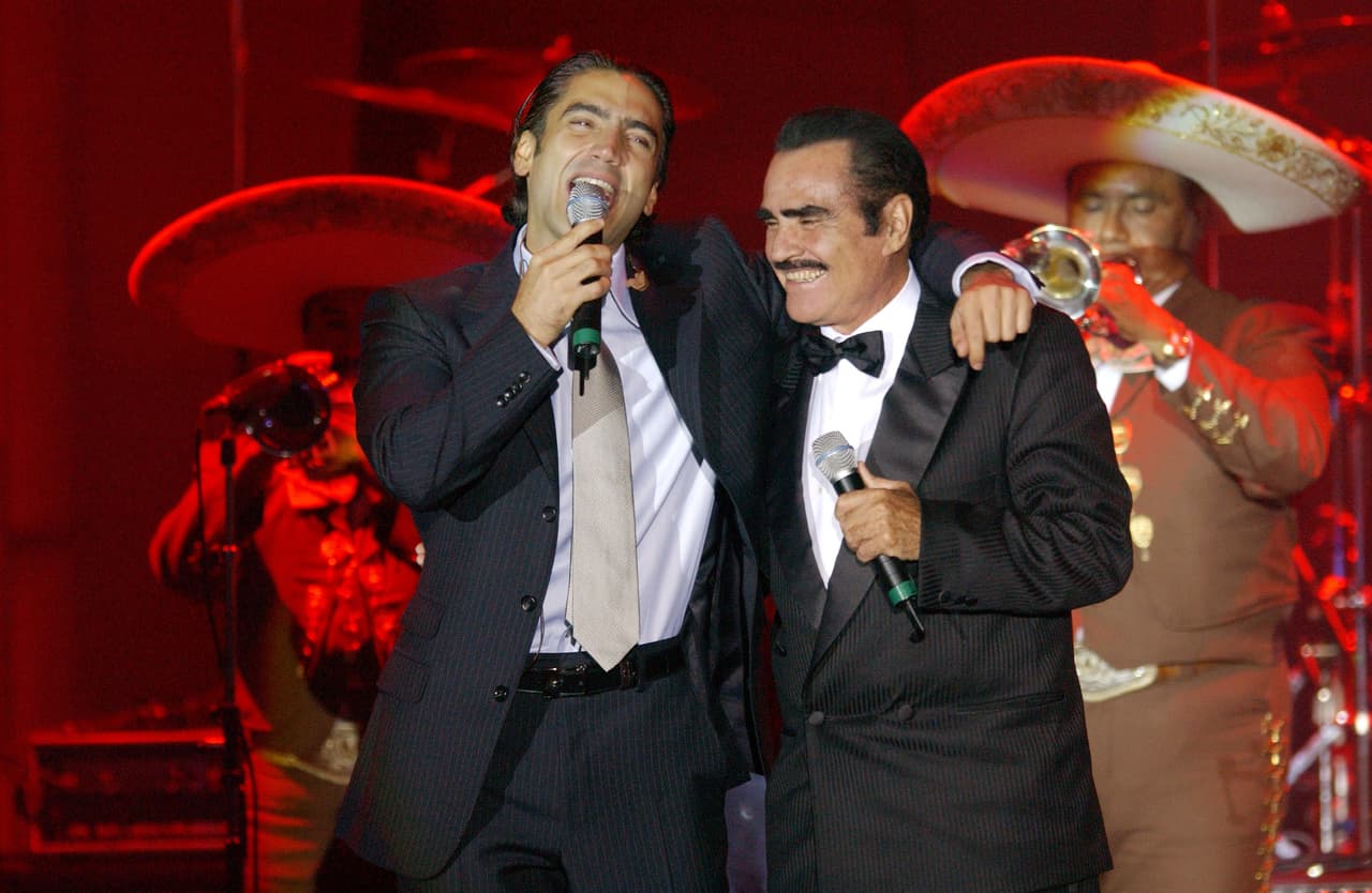 En 2013 Alejandro Fernández le dedicó la canción
<b> 'A mi padre'</b> a Vicente Fernández, por lo que ahora Alex siguió con la tradición.
<br>