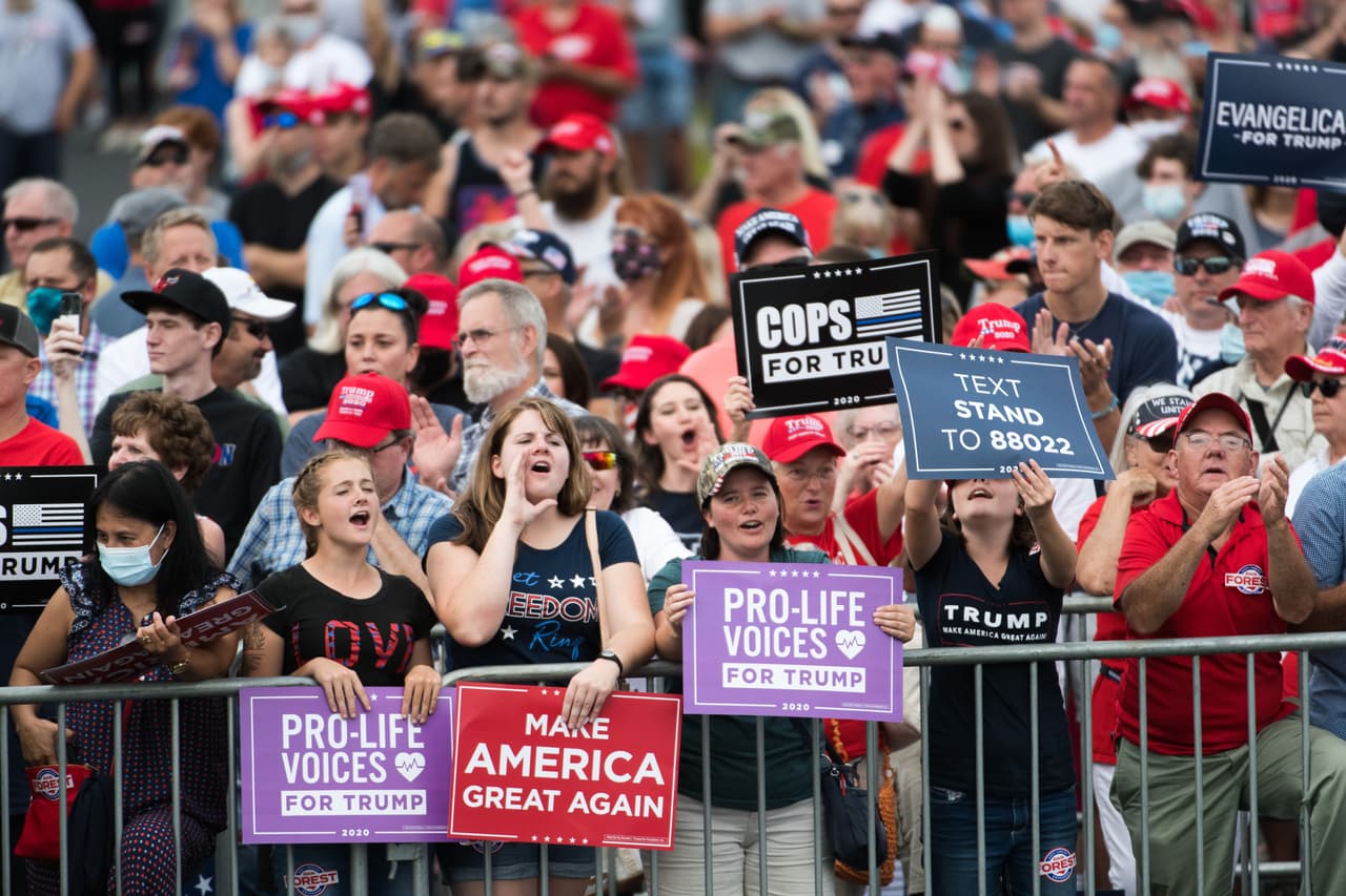 "Es una pena lo que está pasando, y les diré que el 4 de noviembre todos esos estados estarán abiertos. Lo están haciendo por razones políticas", dijo Trump desde Winston-Salem.