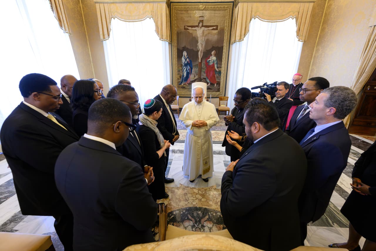 La visita marcó un momento histórico para la ciudad, ya que Johnson sostuvo un encuentro privado con el papa León XIV, 
<a href="https://www.univision.com/local/chicago-wgbo/la-iglesia-la-casa-y-la-escuela-los-lugares-de-chicago-que-marcaron-al-papa-leon-xiv">el primer pontífice nacido en Estados Unidos y originario de Chicago</a>. El alcalde calificó la experiencia como “humilde y gratificante”.