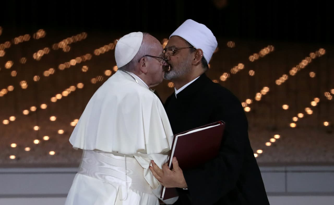 El histórico beso entre el papa Francisco y el gran imán de Egipto que sella el compromiso contra el extremismo