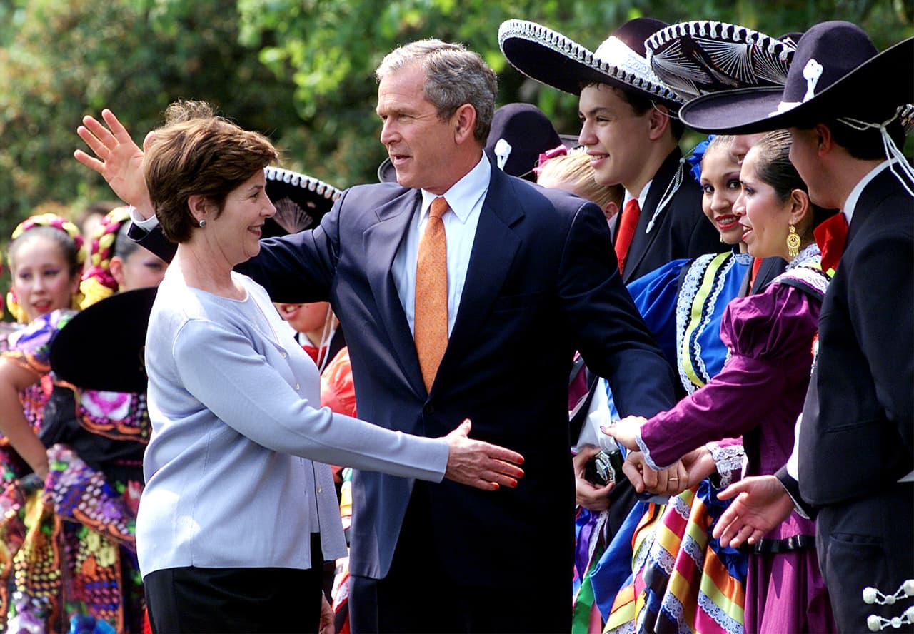 En 2001, bailarines mexicanos con sus vestidos tradicionales actuaron para el presidente texano George W. Bush y su esposa Laura, en el jardín sur de la Casa Blanca.