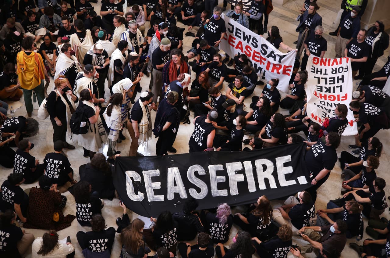 Una vez dentro, quienes se manifestaban también cantaban y mostraban pancartas y gritaban “
<b><a href="https://www.univision.com/noticias/asi-se-ven-las-multitudinarias-manifestaciones-que-piden-un-cese-al-fuego-entre-israel-y-hamas-video" target="_blank">Alto al fuego</a></b> ahora”.