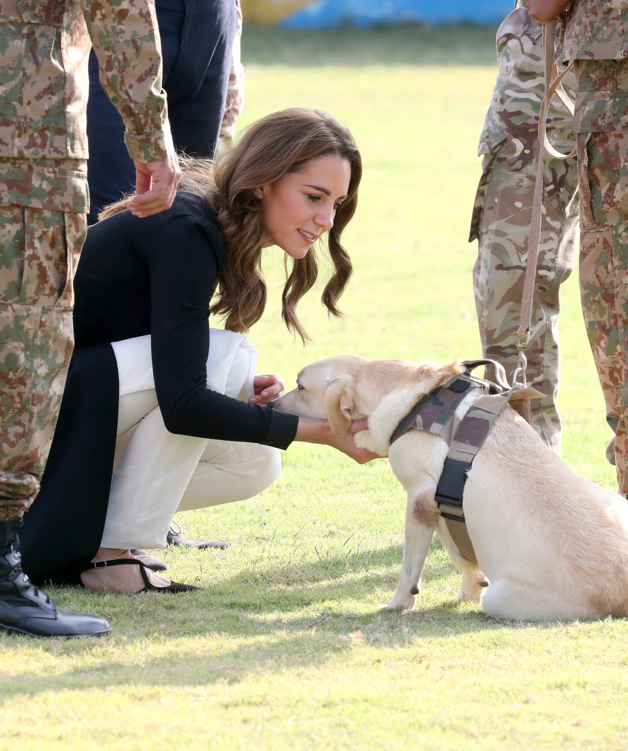 Los duques
<b> </b>compartieron con dos labradores llamados Sky y Salto que son entrenados en ese centro.