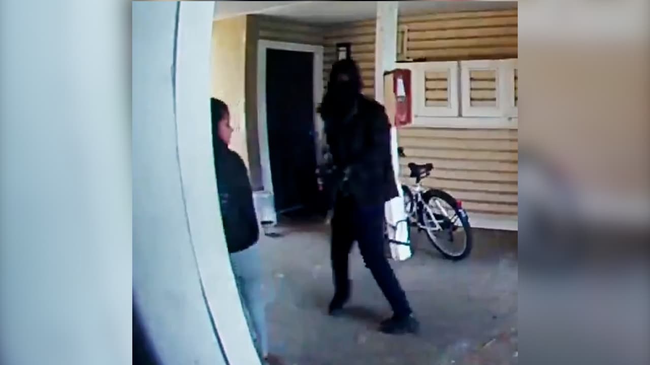 Buscan a dos sospechosos de disparar contra un apartamento en el condado de Hillsborough