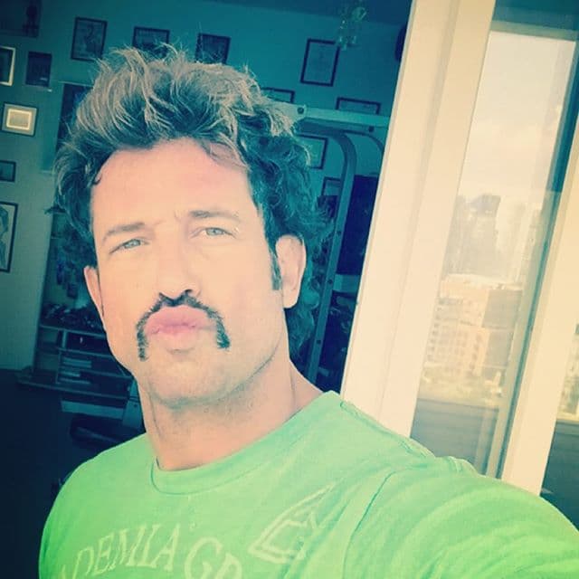 ¿Te gusta con bigote y barba?