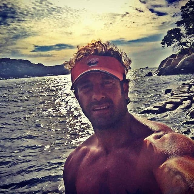 No pierde oportunidad de tomarse fotos en cada lugar que visita.