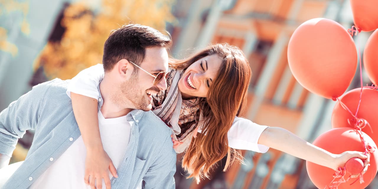 Aunque algunas parejas adoptan este tipo de relación por iniciativa propia, hay otras que recurren a ella por diversas circunstancias de la vida, como la distancia o la falta de dinero para construir un hogar junto al ser amado.