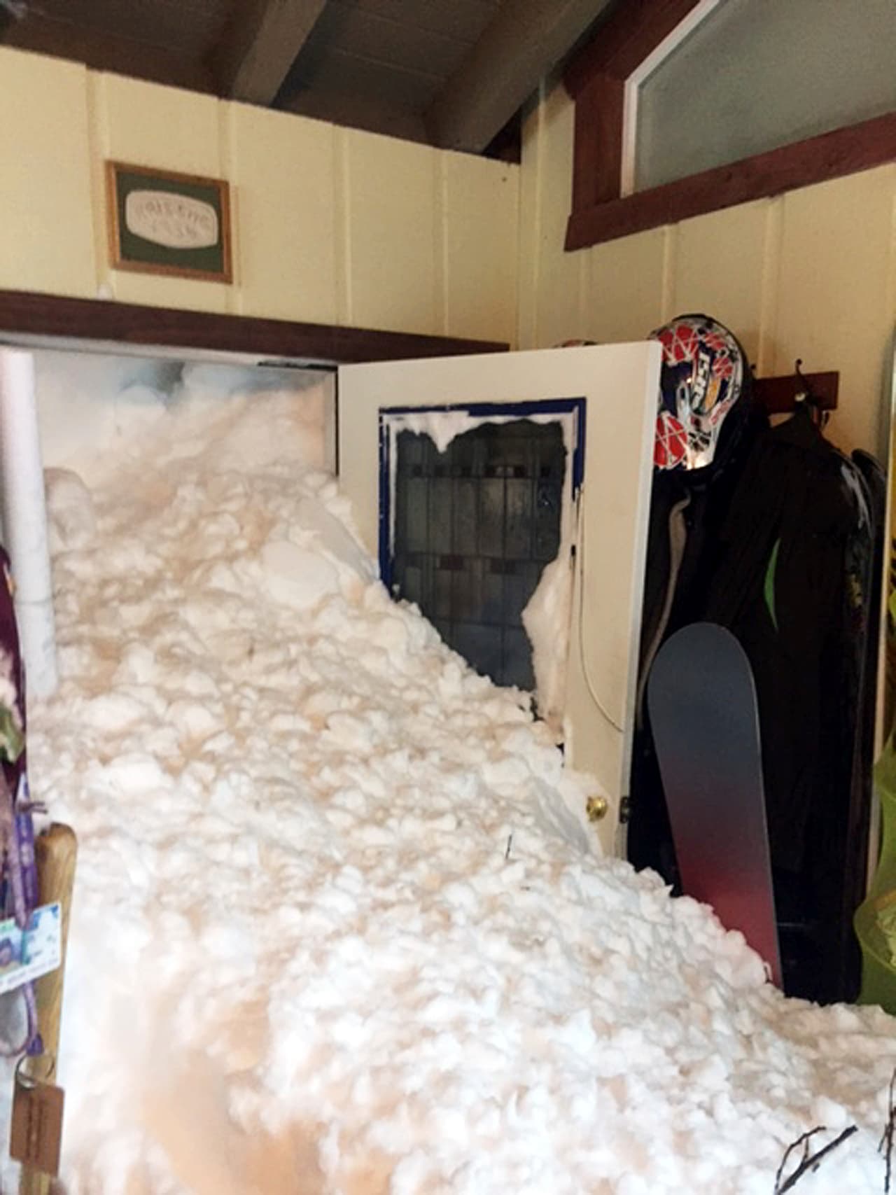 El 10 de enero, la comunidad de Alpine Meadows, en el norte de California, sufrió una avalancha que dejó cubierta de nieve algunas viviendas. En algunos casos, el manto blanco se abrió paso hasta el interior de las casas.