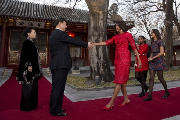 La primera dama siempre se ocupa de la salud, disciplina y éxito de sus hijas, antes que de la política, aunque en ambas tareas se saca un 10. Ha demostrado que además de ser una profesionista exitosa, madre dedicada y luchadora incansable, es una icono de moda y 'glamour'. Sin duda, ella es ejemplo y motivación para muchas madres que deben ser líderes, fuera y dentro de casa.